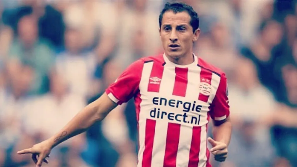 Andrés Guardado jugando partido con el PSV Eindhoven