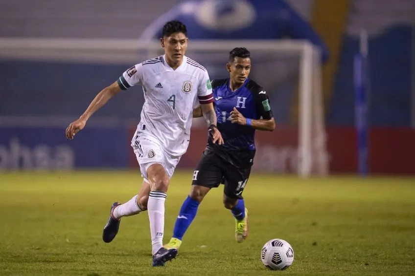Edson Álvarez durante un partido de México