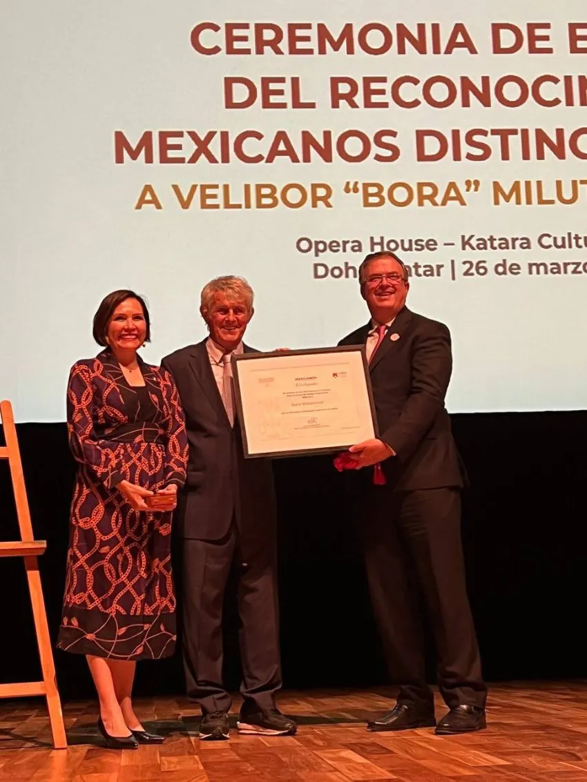 Bora Milutinovic recibiendo su reconocimiento por Marcelo Ebrard