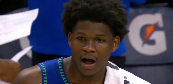 Anthony Edwards observando el corte de JiDion