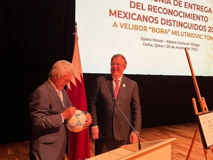 Bora Milutinovic recibiendo su reconocimiento por Marcelo Ebrard