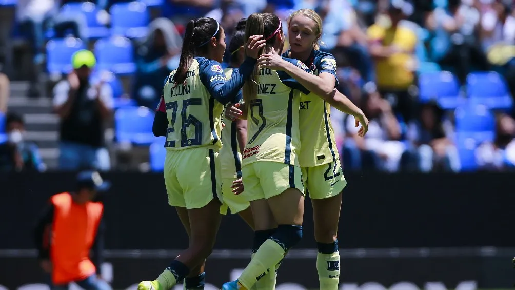 Jugadoras de América festejando gol de Sarah Luebbert ante Puebla