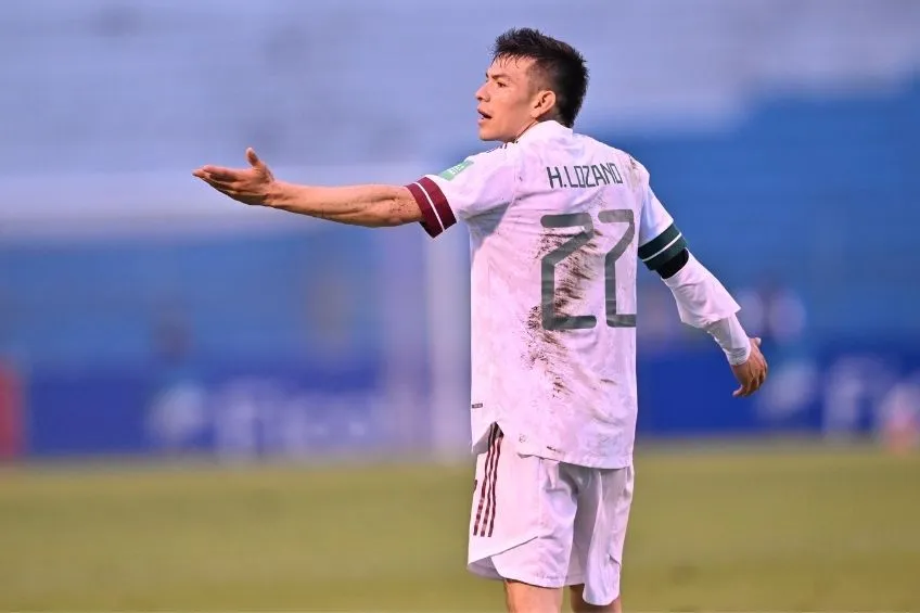 Chucky Lozano durante el partido de México
