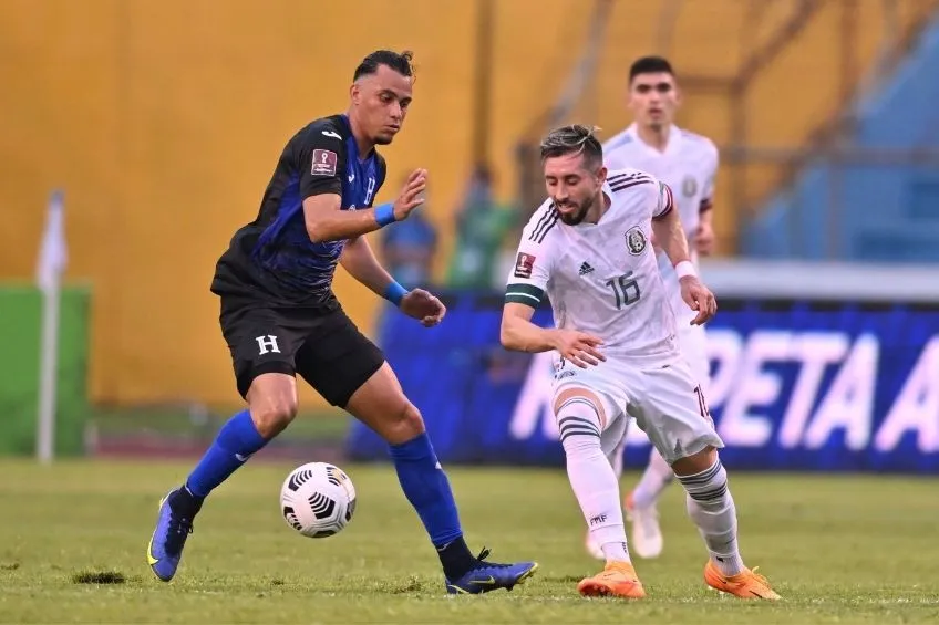 Héctor Herrera durante el partido de México