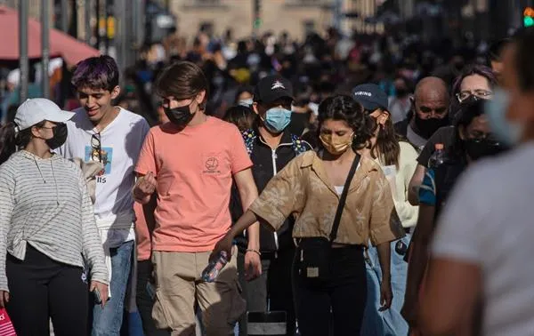 EFE Personas caminan con cubrebocas en el Centro Histórico de la CDMX