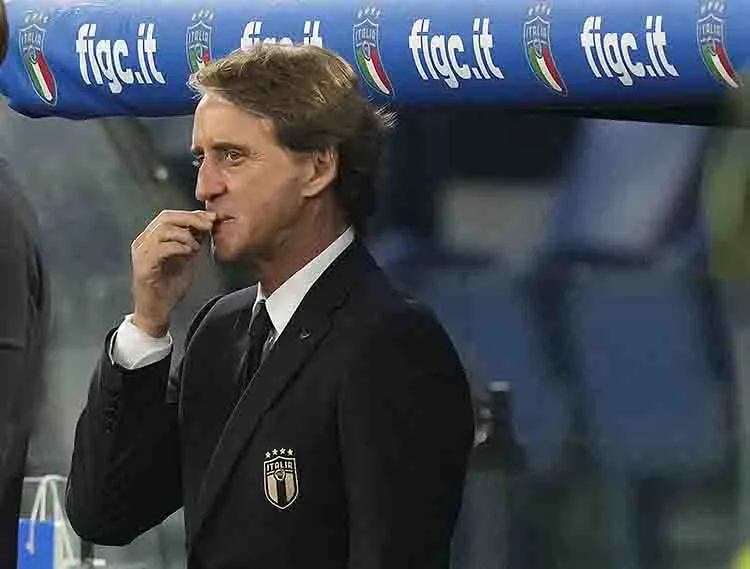 Mancini observando un partido desde el banquillo