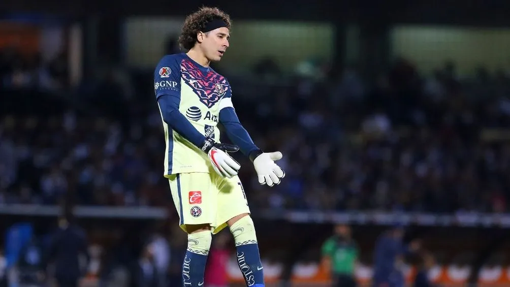 Ochoa en un partido con América