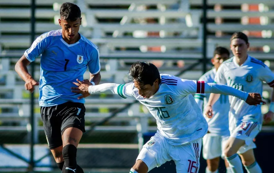 Rafael Palma pelea el balón ante la mirada de Flores