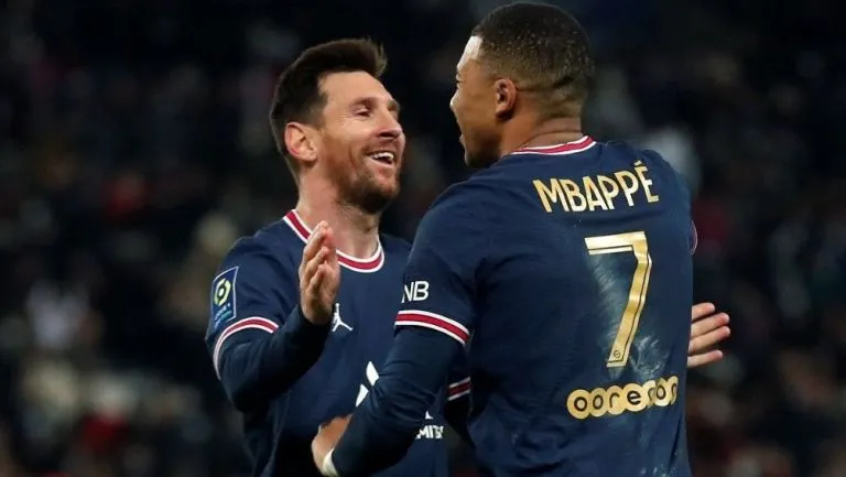 AP Messi y Mbappé en un partido con el PSG