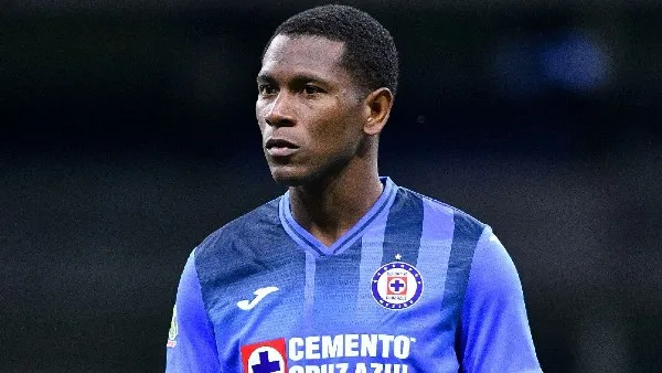 Bryan Angulo reacciona durante partido con Cruz Azul