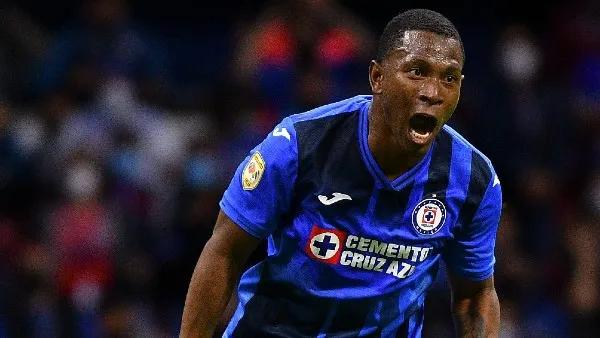 Bryan Angulo celebra anotación