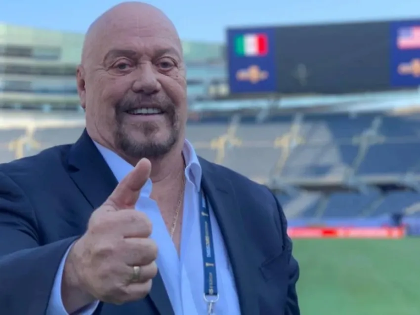 Enrique 'Perro' Bermúdez narrando un partido de la Selección Mexicana