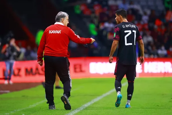 Gerardo 'Tata' Martino junto a Uriel Antuna