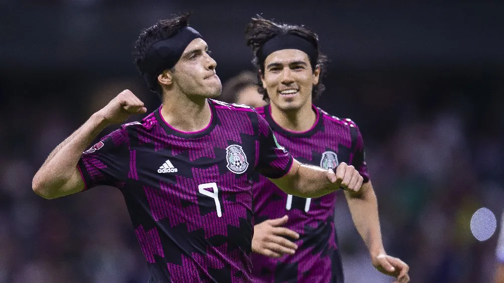 Raúl Jiménez festejando gol con la Selección Mexicana ante El Salvador