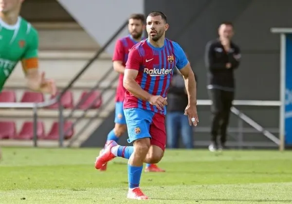 Kun Agüero en acción con el Barcelona