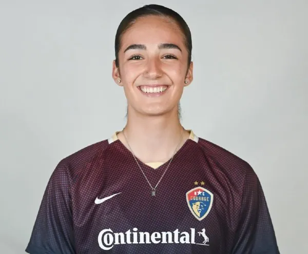 NC Courage Diana Ordoñez con el North Carolina Courage