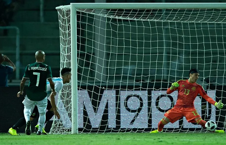 Ramiro Funes Mori anota a Guillermo Ochoa