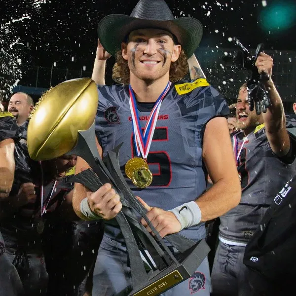 Clark Hazlett posa con trofeo