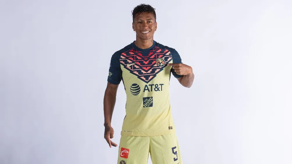 Pedro Aquino durante sesión fotográfica con el América