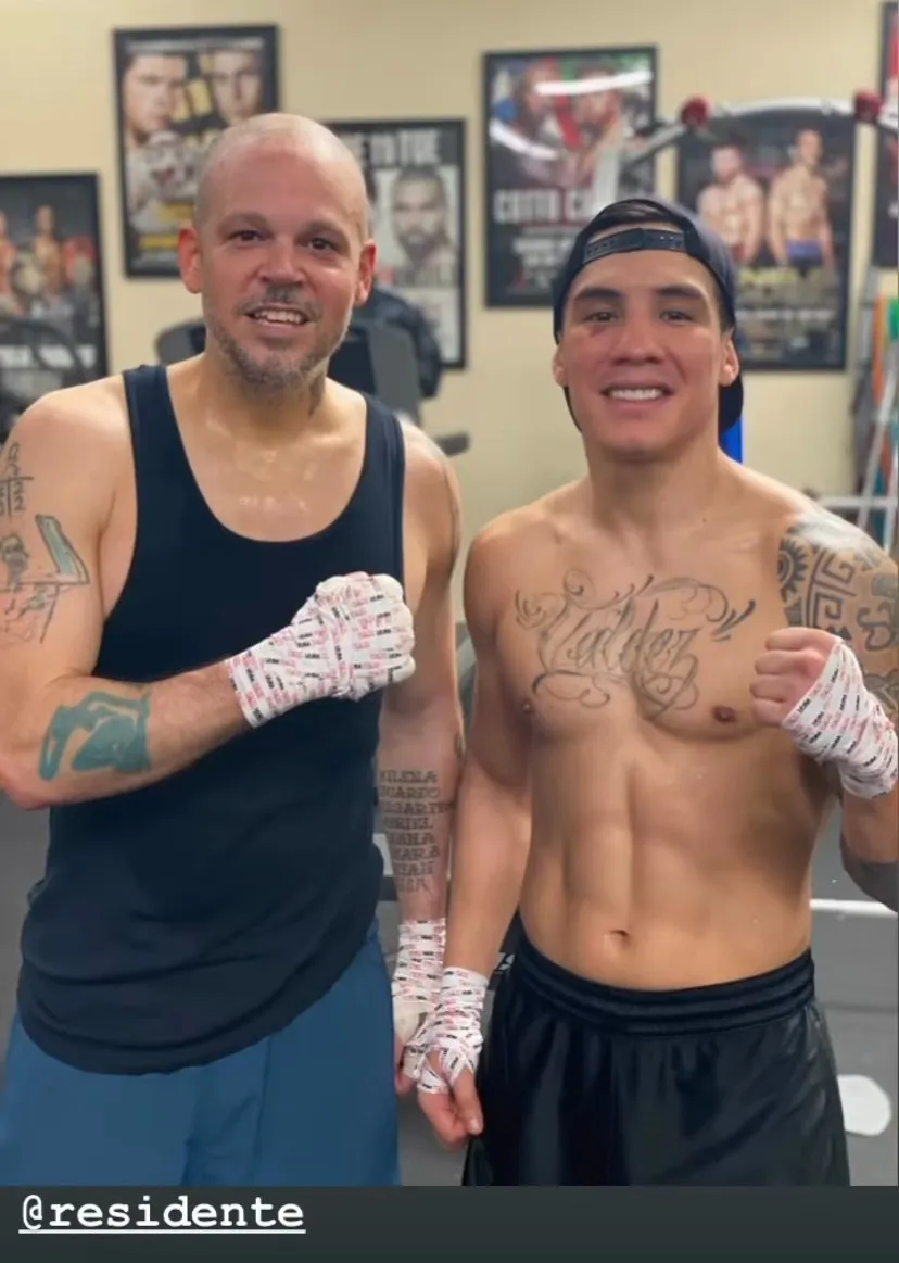 INSTAGRAM | @OSCARVALDEZ56 Saúl Álvarez junto a Óscar Valdez en el gimnasio del 'Canelo Team'