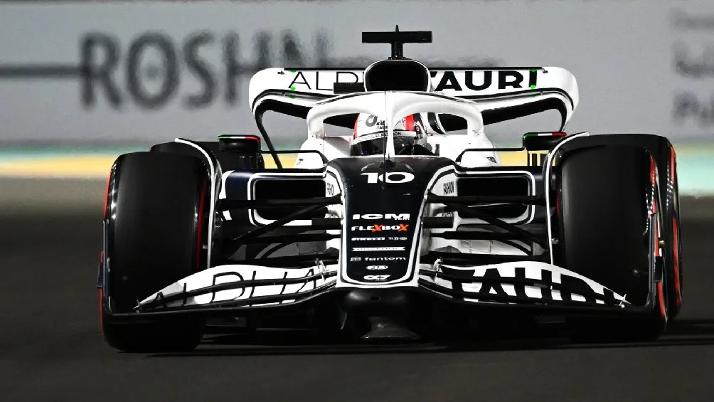 TWITTER | @ALPHATAURIF1 Pierre Gasly corriendo en el Gran Premio de Arabia Saudita