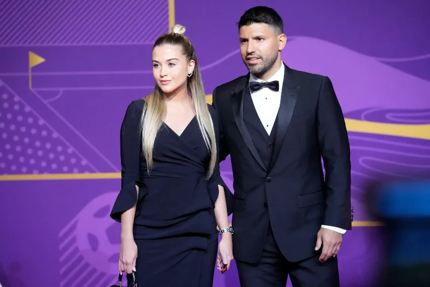 AP Sergio Agüero y su novia en la alfombra roja del sorteo de Qatar 2022