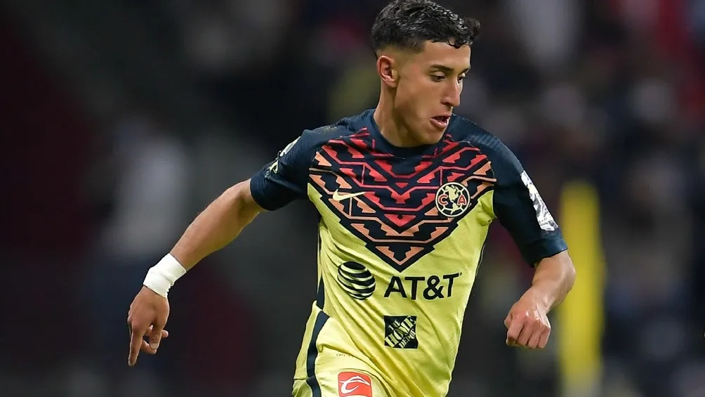 Alejandro Zendejas jugando partido de Liga MX con el América