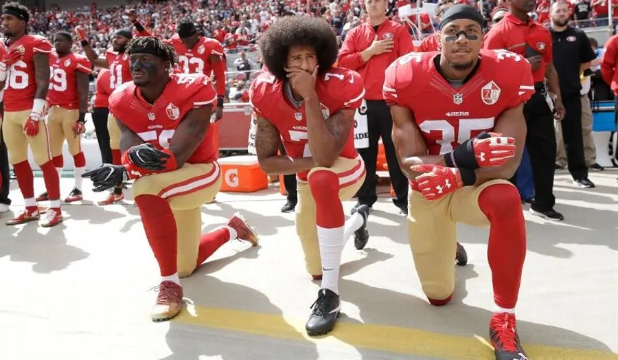 Kaepernick se arrodilla durante himno de Estados Unidos