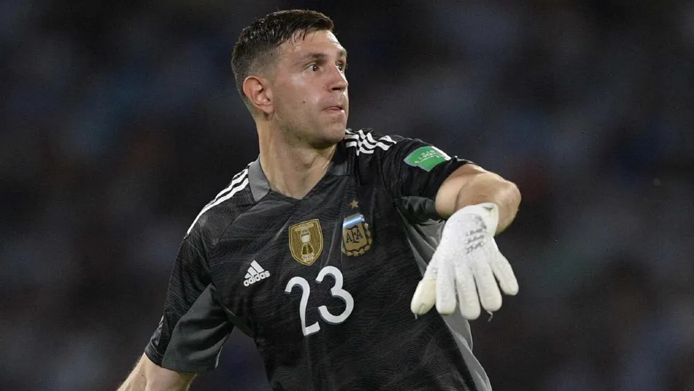 TWITTER | @EMIMARTINEZZ1 Emiliano Martínez jugando partido con Argentina