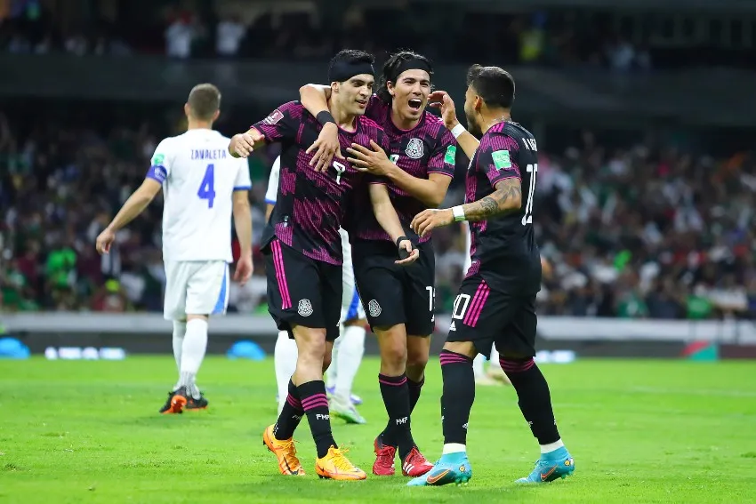 Raúl Jiménez en un partido de la Selección Mexicana
