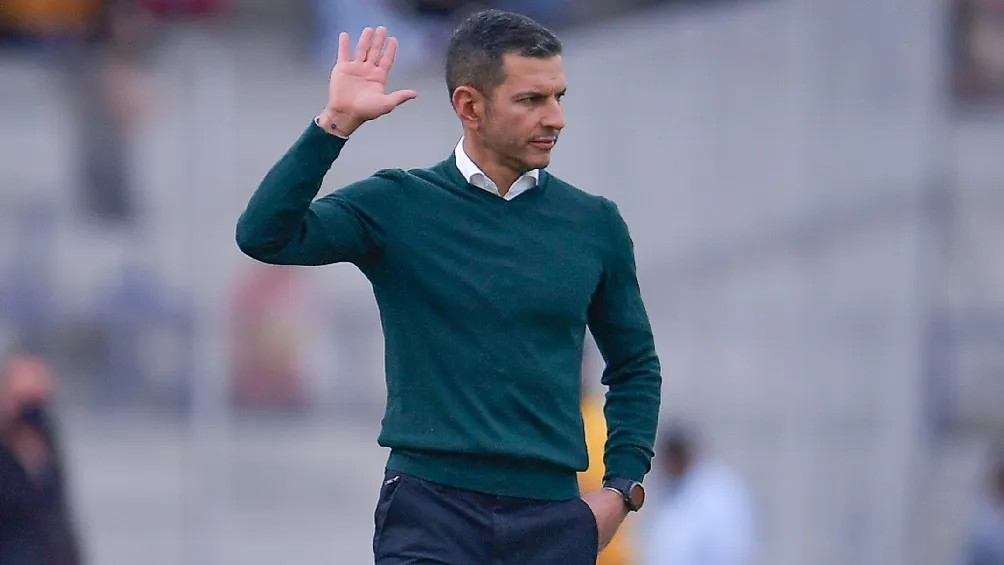 Jimmy Lozano dirigiendo al Necaxa durante un partido de la Liga MX