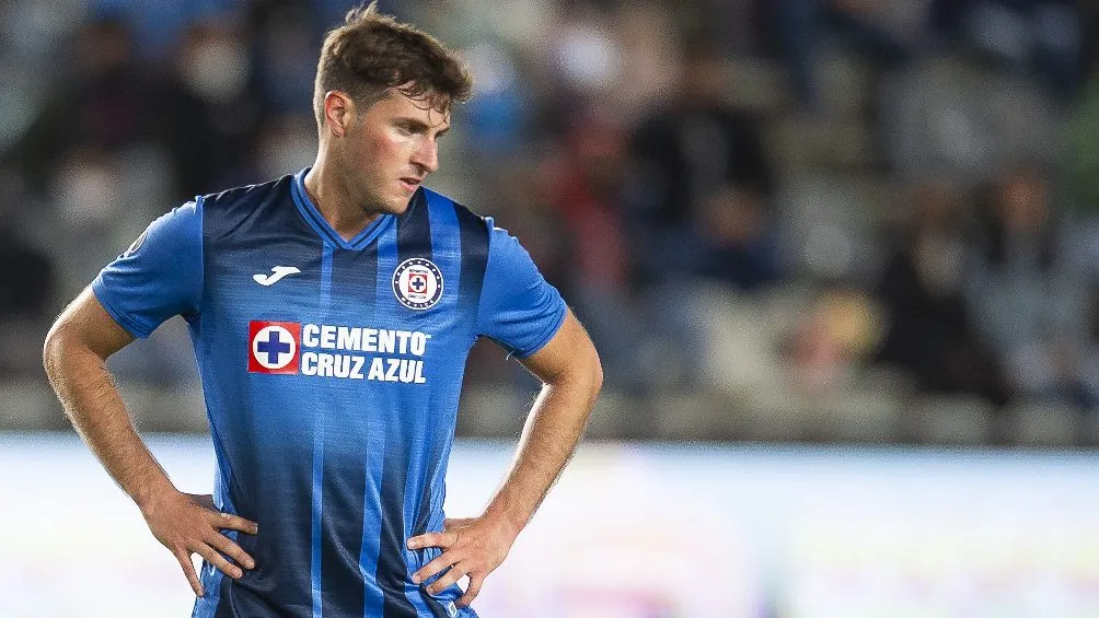 Santiago Giménez jugando partido de la Liga MX con Cruz Azul