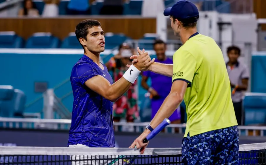 EFE Alcaraz se despide de Hubert Hurkacz