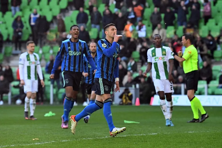 Ajax celebrando su victoria ante Groningen