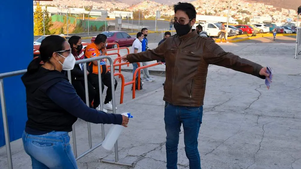 IMAGO7 Los cuidados se mantienen con el cubrebocas