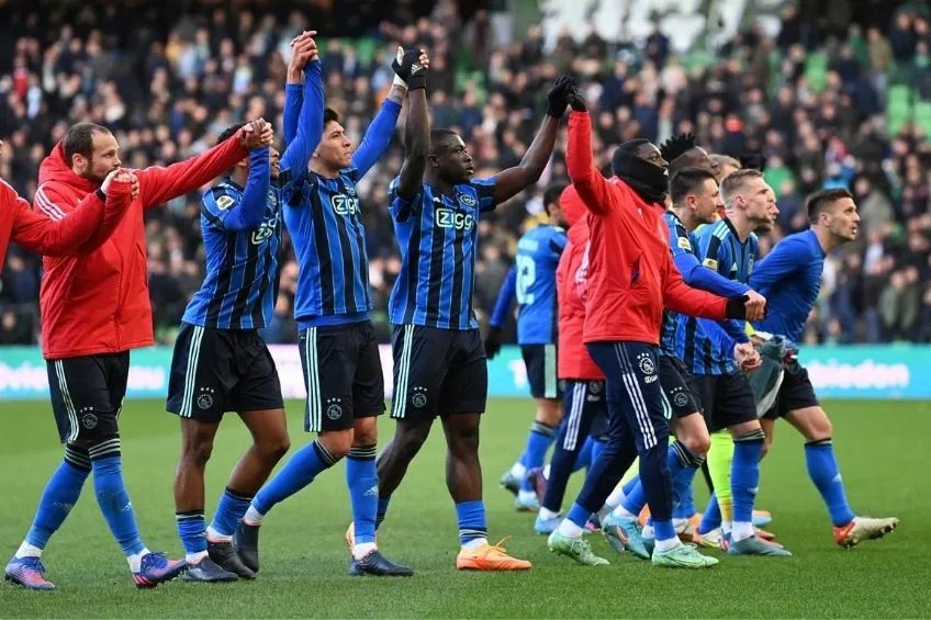 EFE Edson Álvarez festejando el triunfo con sus compañeros