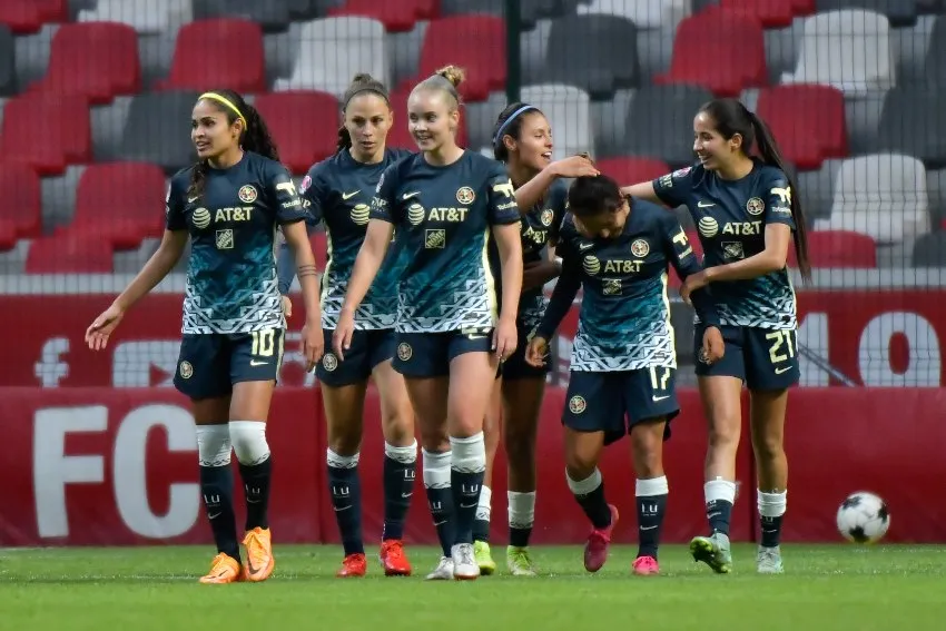 IMAGO7 Jugadoras azulcremas tras anotar un gol