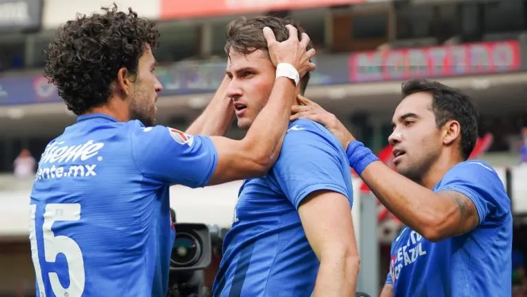 Santiago Giménez, delantero de Cruz Azul, celebrando un gol