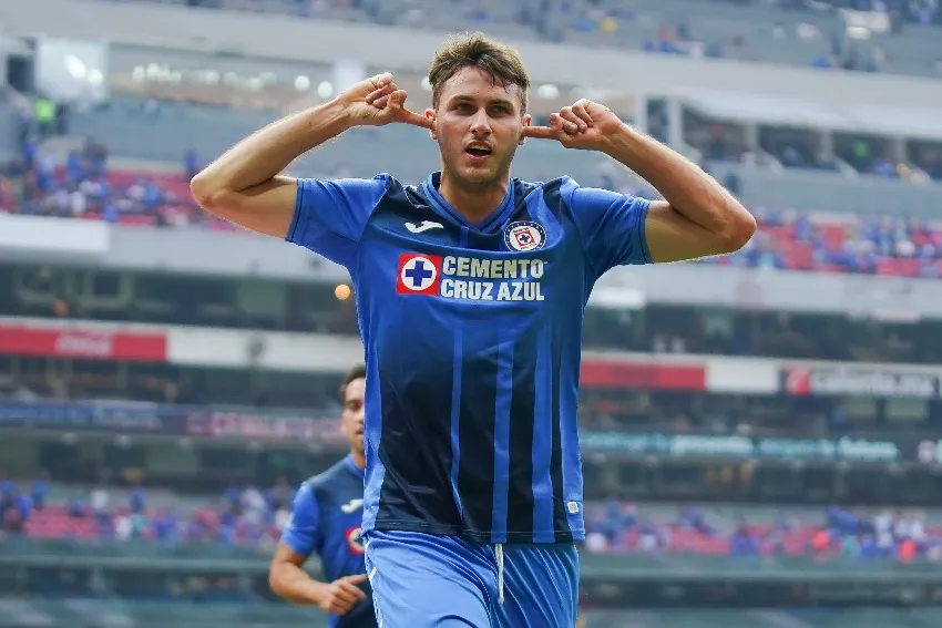 Santi Giménez celebrando su gol vs Atlas