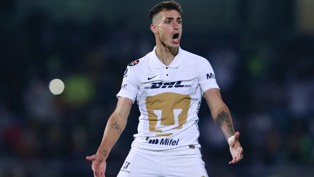 Juan Ignacio Dinenno jugando partido de Concachampions con Pumas