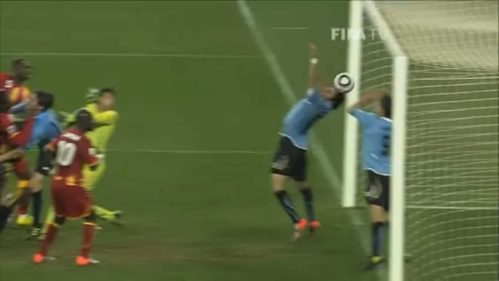 Luis Suárez metió la mano para evitar el gol de Ghana