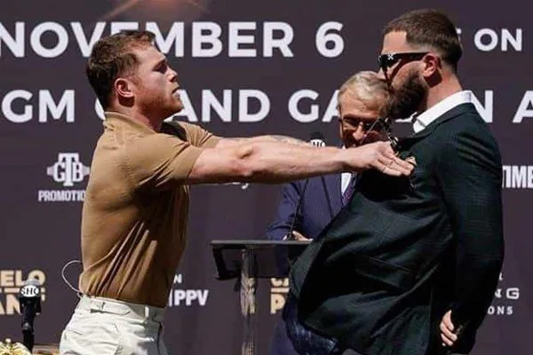 Canelo frente a Caleb Plant en conferencia