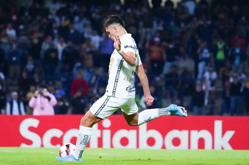 Juan Dinenno en un partido de Concachampions