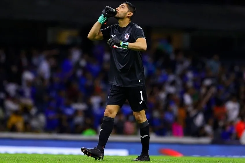 Corona durante un partido de Cruz Azul