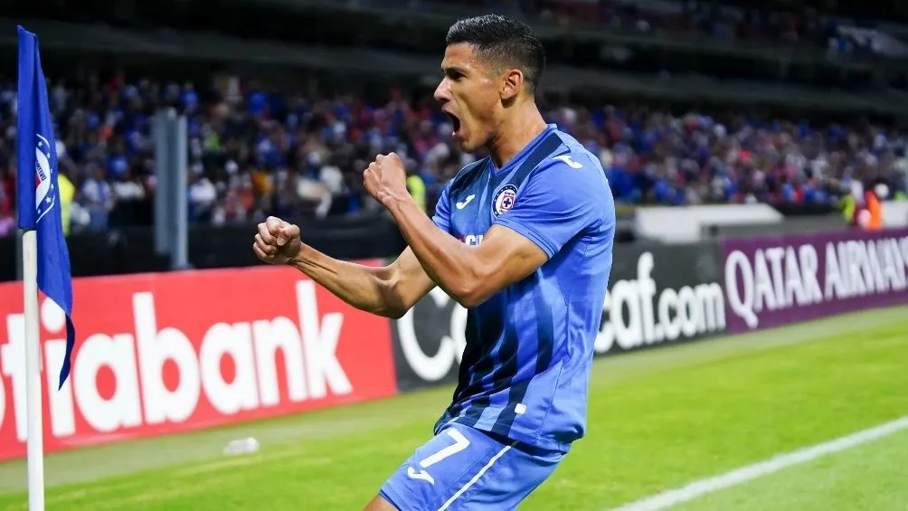 Antuna en un partido con Cruz Azul