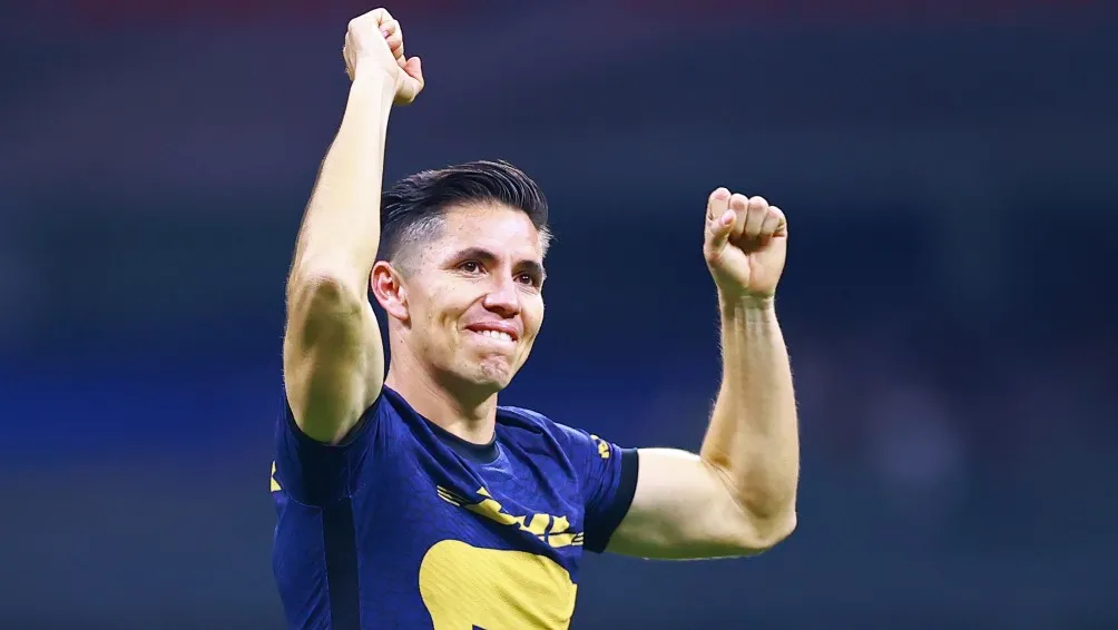 Efraín Velarde en acción con Pumas