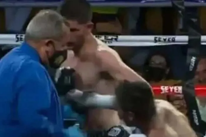 Jesús Granados, recibiendo de manera accidental un golpe de Turrubiartes