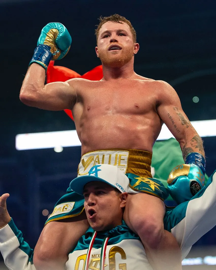 Canelo y Reynoso celebrando una victoria