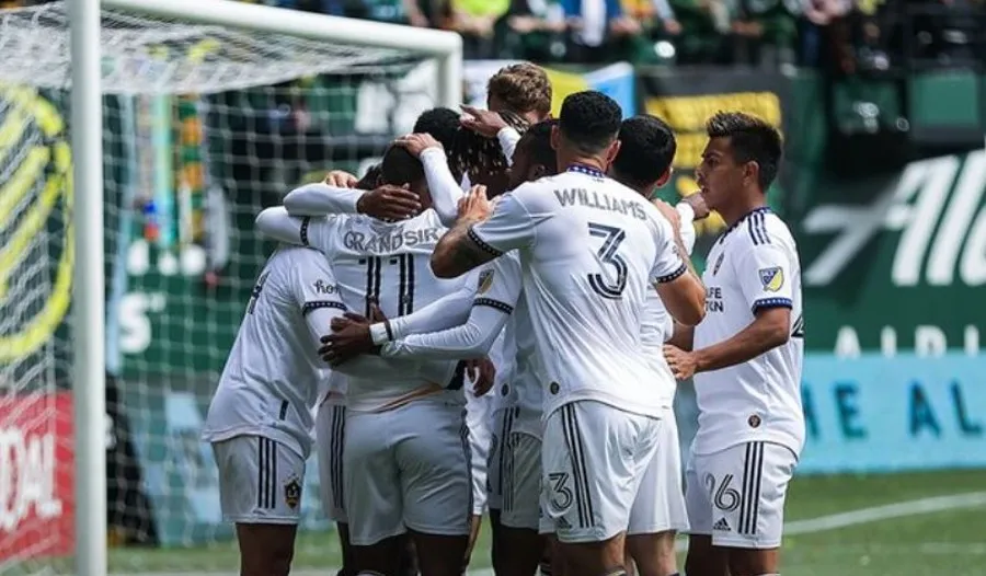 Jugadores del Galaxy celebran con Hernández