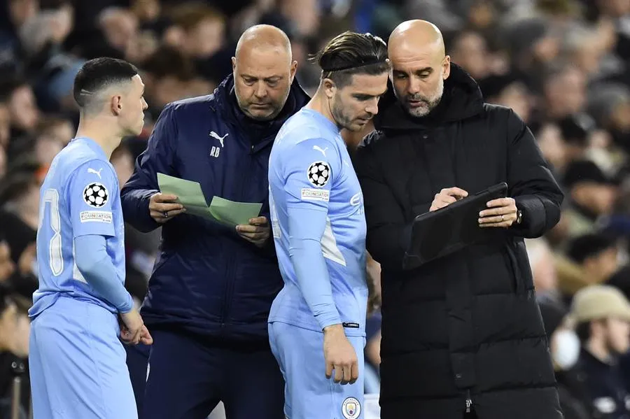 Guardiola da instrucciones de Grealish